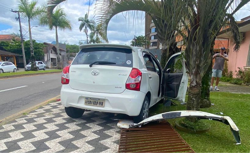 Carro invade jardim de residência após acidente de trânsito na Av. 21 de Janeiro, em Pomerode