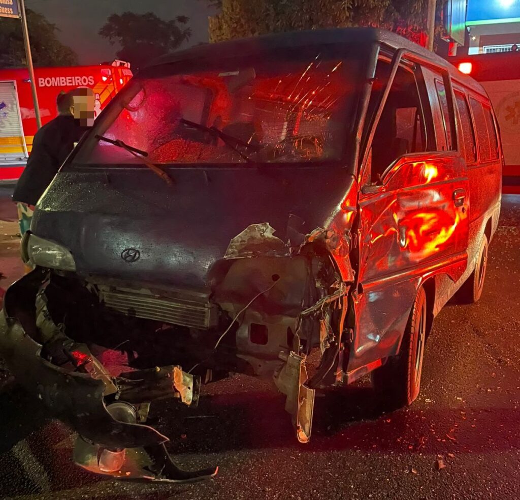Motociclista sofre fraturas graves após colisão com topic em Timbó