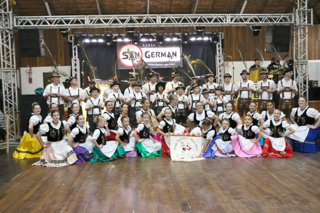 Grupo Folclórico Alpen Bach celebra 26 anos