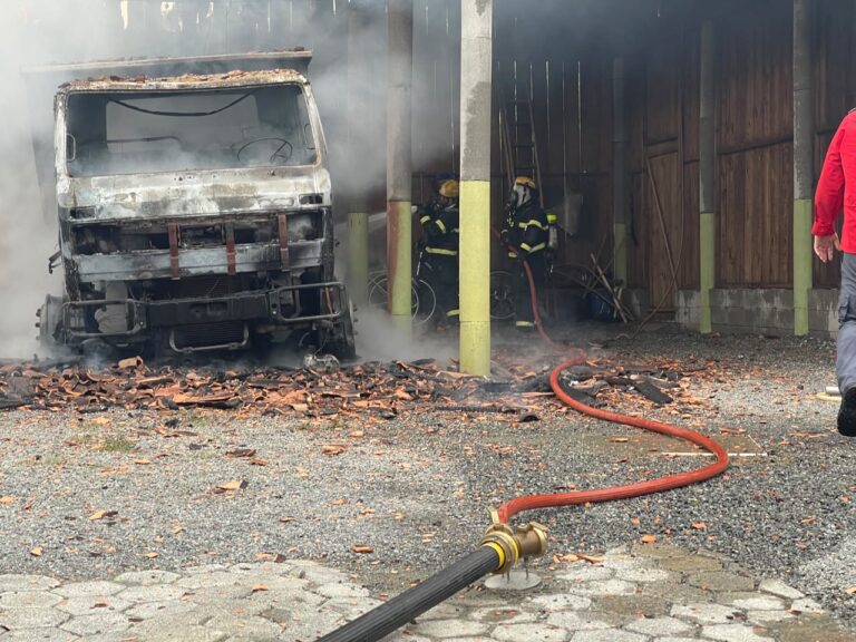 Incêndio em Pomerode atinge garagem com caminhão