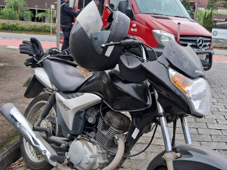 Motociclista fica ferido após queda de moto, no centro de Pomerode