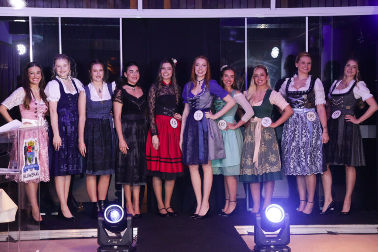 Conheça as 10 finalistas que disputam a realeza da Oktoberfest Blumenau 2027