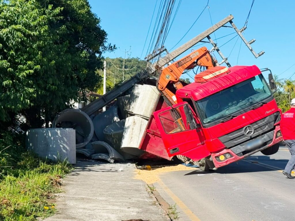 Caminhão atinge poste na Rua Luiz Abry, em Pomerode, deixa 151 unidades sem energia e provoca interdição do trânsito no local.