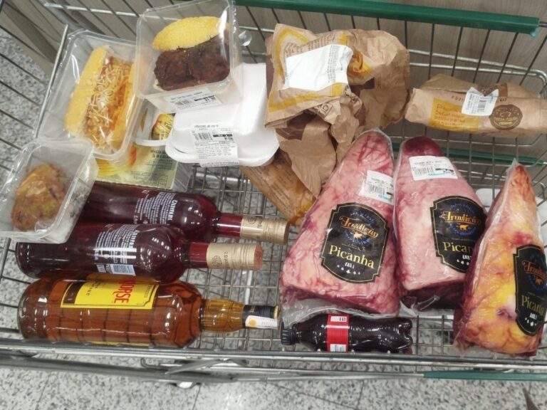 Mulher é presa após furtar produtos de supermercado, em Blumenau