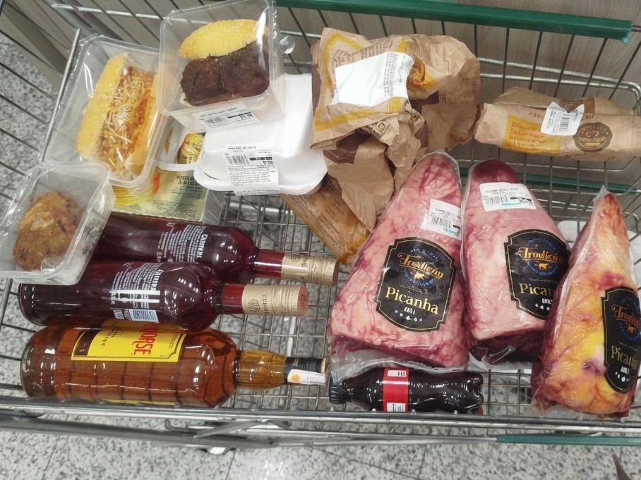 Mulher é presa após furtar produtos de supermercado, em Blumenau