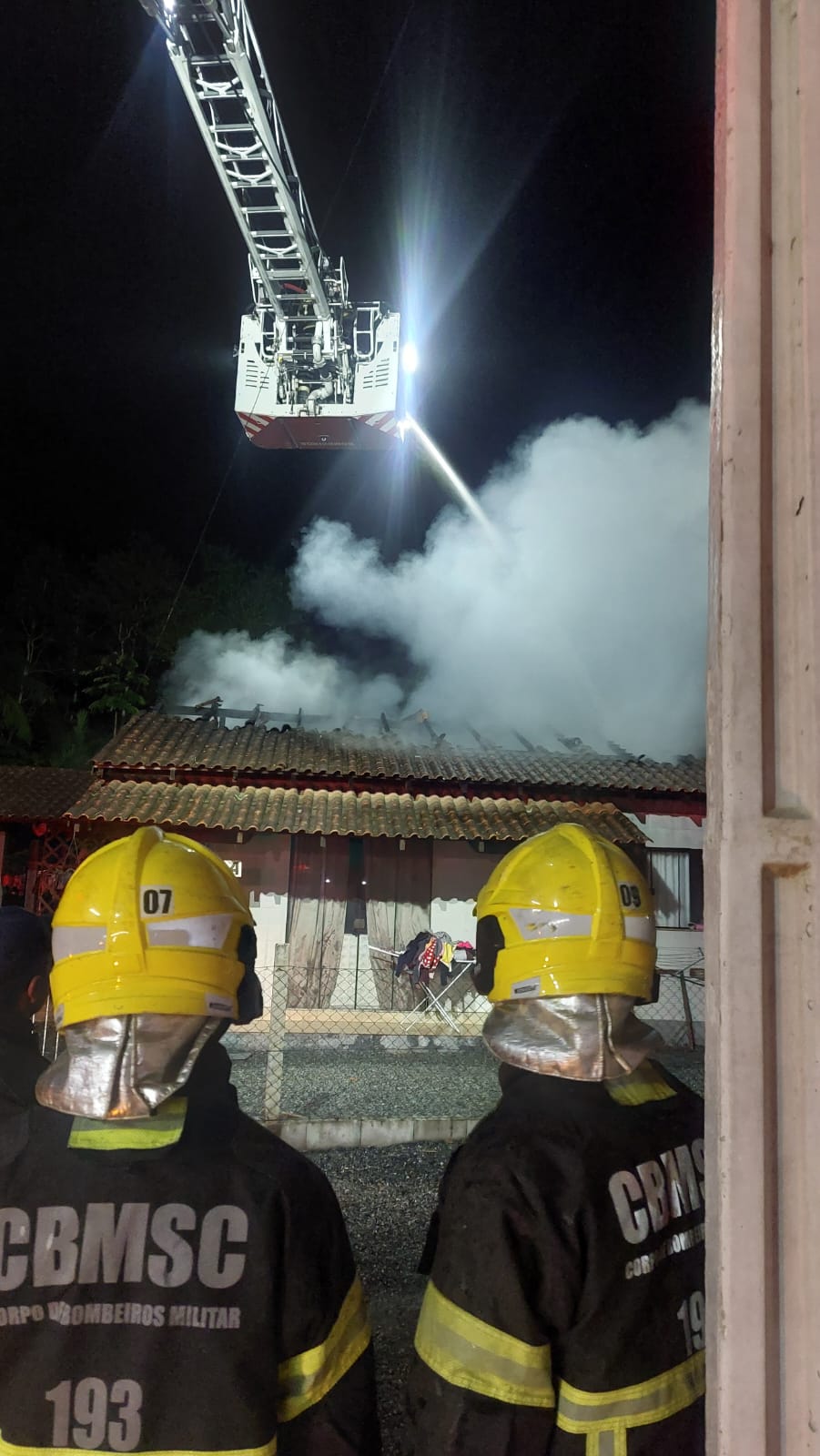 Incêndio atinge sótão de residência e mobiliza bombeiros