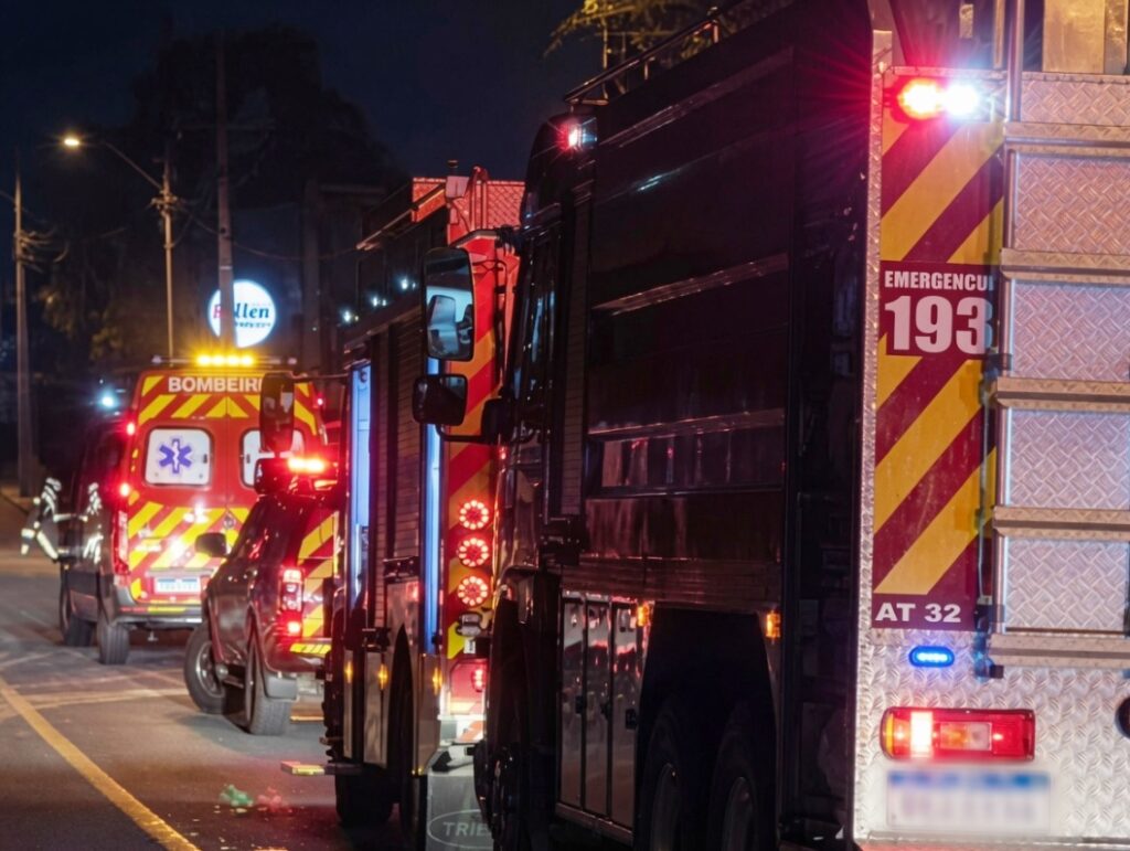 Incêndio atinge sótão de residência e mobiliza bombeiros