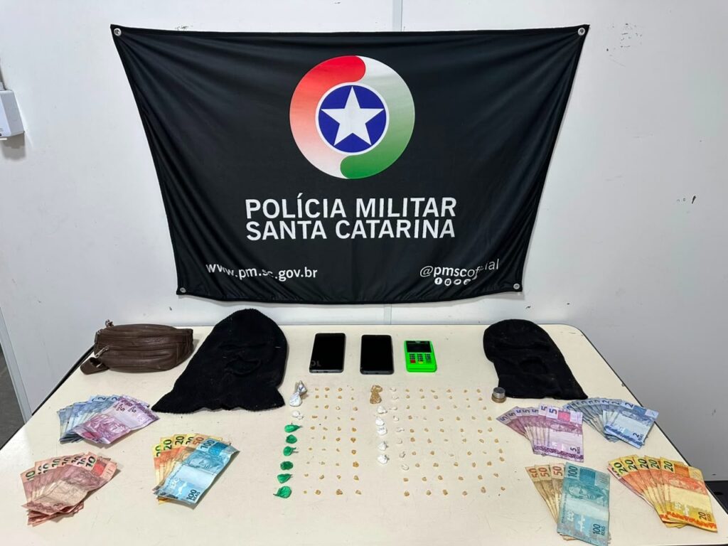 PM apreende drogas e conduz jovem e adolescente por tráfico, em Blumenau