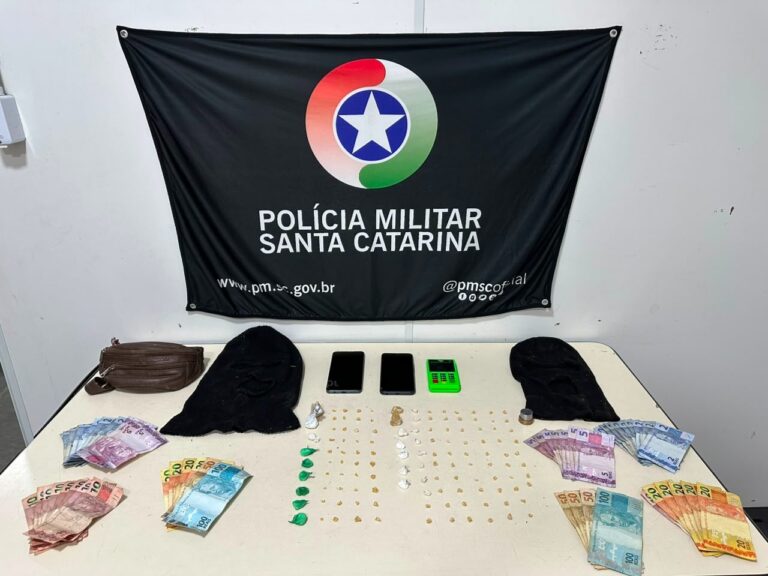 PM apreende drogas e conduz jovem e adolescente por tráfico, em Blumenau
