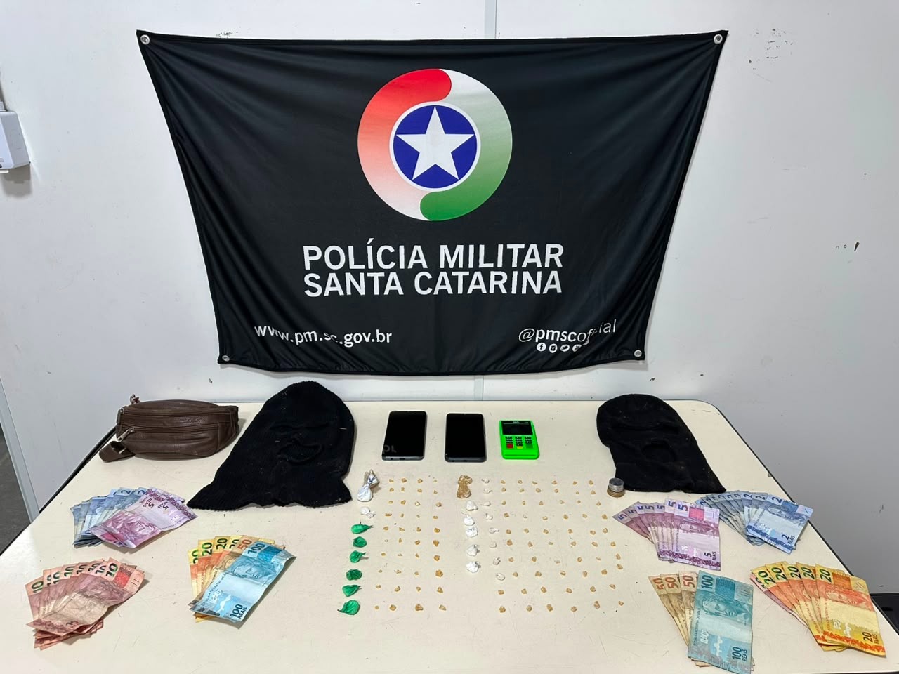 PM apreende drogas e conduz jovem e adolescente por tráfico, em Blumenau