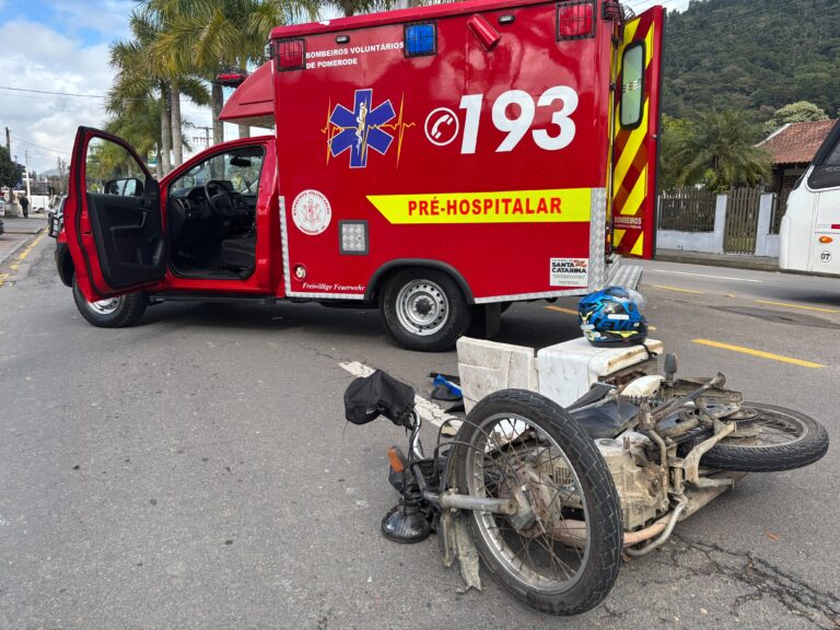 Motociclista fica ferido em acidente no centro de Pomerode