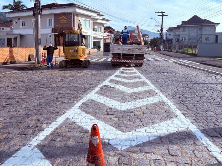 Ampliação da rede de esgoto altera trânsito no centro de Pomerode