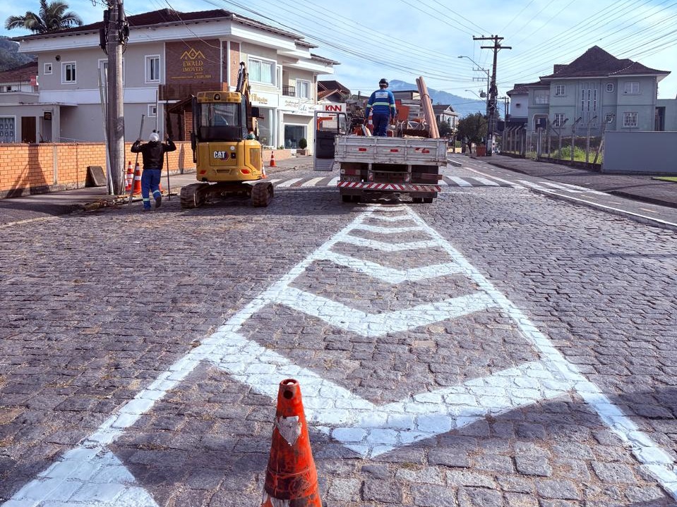 Ampliação da rede de esgoto altera trânsito no centro de Pomerode