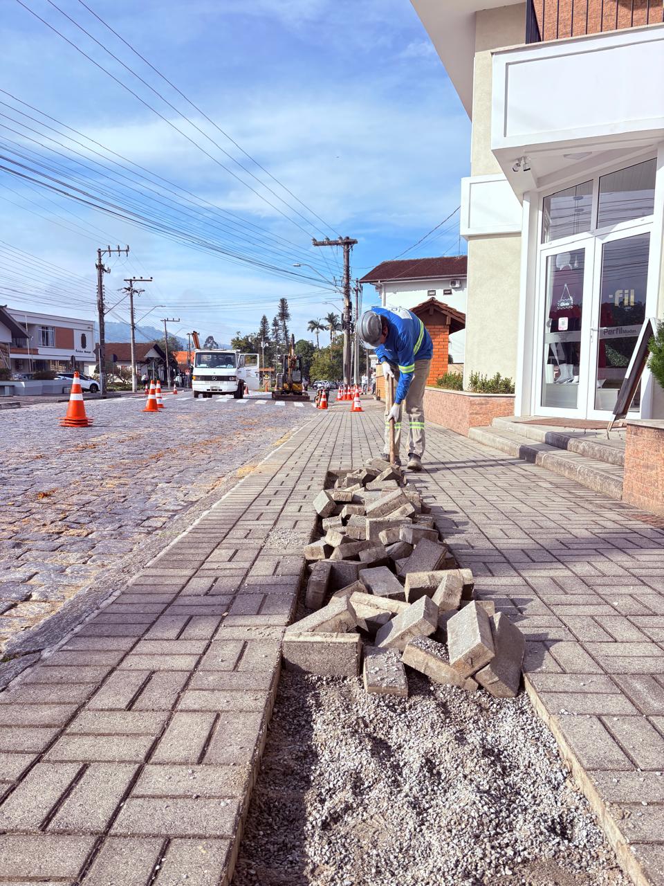 Ampliação da rede de esgoto altera trânsito no centro de Pomerode