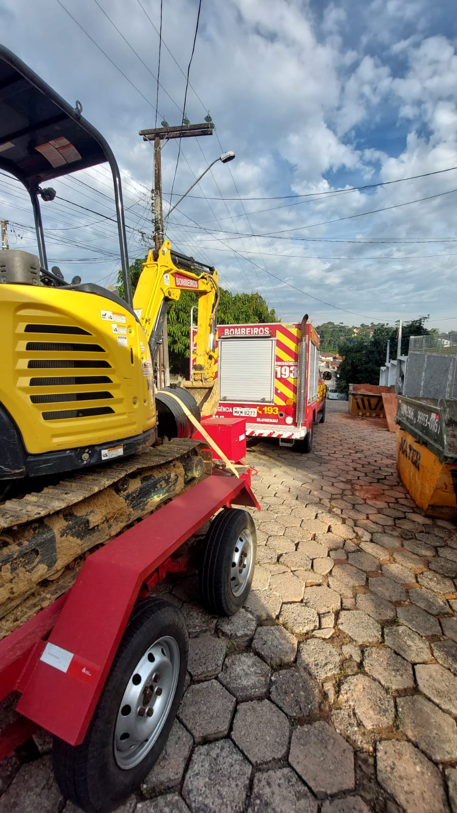 Trabalhador de 21 anos é resgatado após soterramento em Blumenau