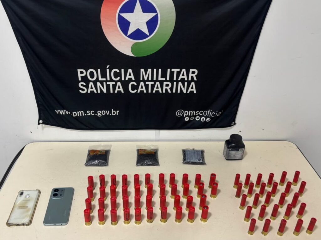 Homem é preso com munições e materiais para recarga em Blumenau