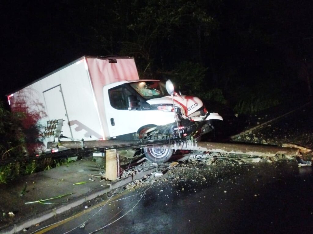 Caminhão colide contra poste na Rua Luiz Abry, em Pomerode