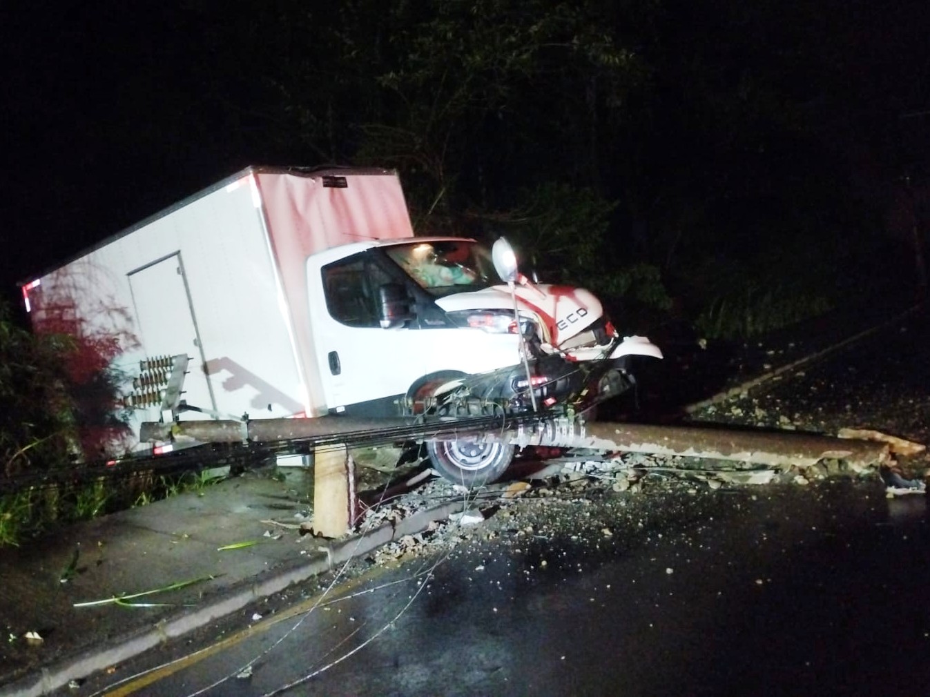 Caminhão colide contra poste na Rua Luiz Abry, em Pomerode