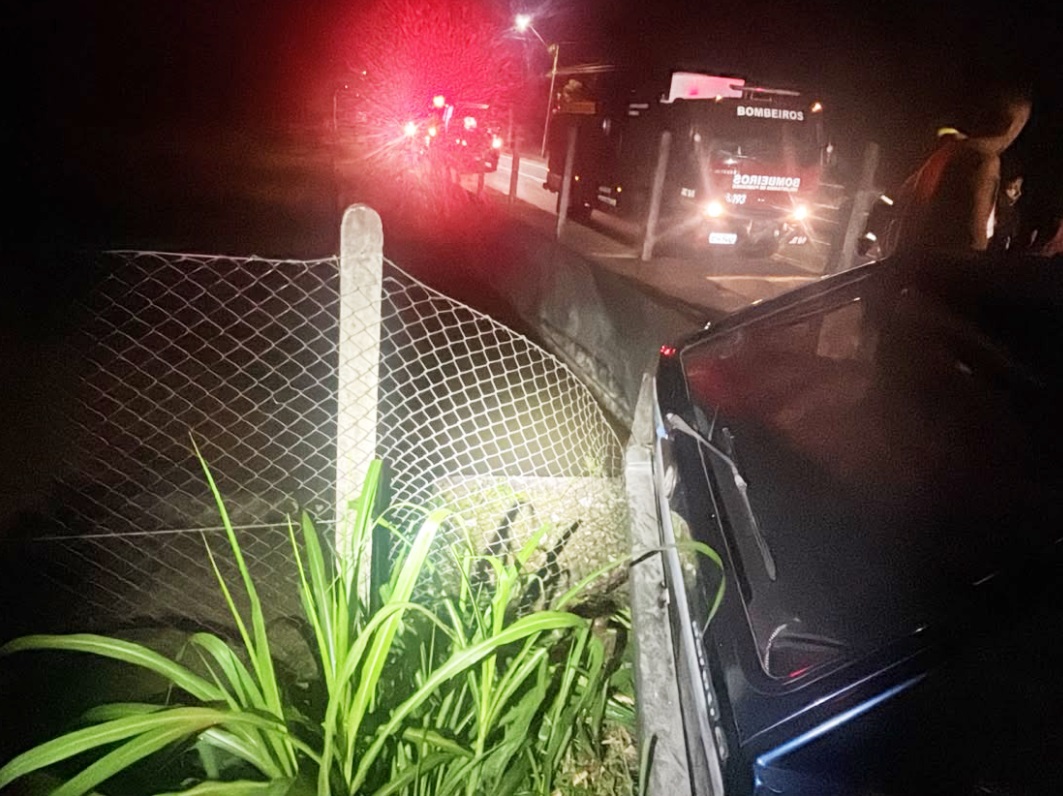 Motorista sofre mal súbito, perde o controle do veículo e colide contra uma cerca na Rua Progresso, em Pomerode.