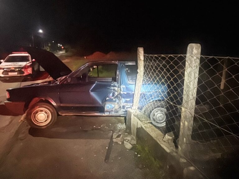 Motorista sofre mal súbito, perde o controle do veículo e colide contra uma cerca na Rua Progresso, em Pomerode.