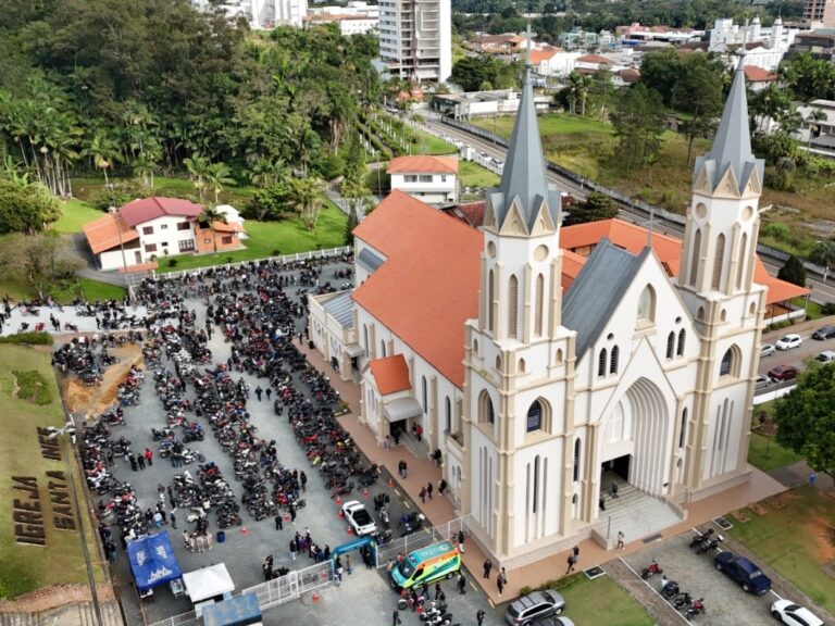 Polícia Militar acompanha motociata da Festa de Santa Inês, em Indaial