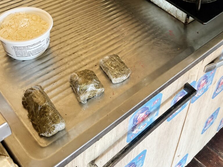PM prende mulher após encontrar drogas ao lado de alimento de crianças
