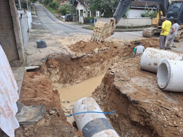 Obras interrompem abastecimento de água na Rua Joinville