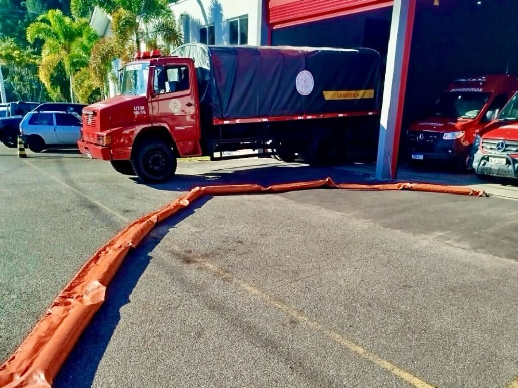 Bombeiros Voluntários de Pomerode recebem barreira flutuante para contenção de produtos perigosos