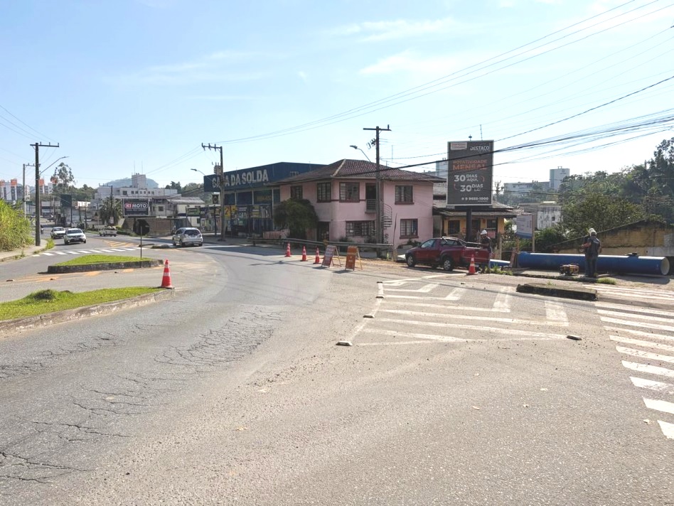 Obras da nova adutora no bairro Salto do Norte chegam à Rua Pomerode