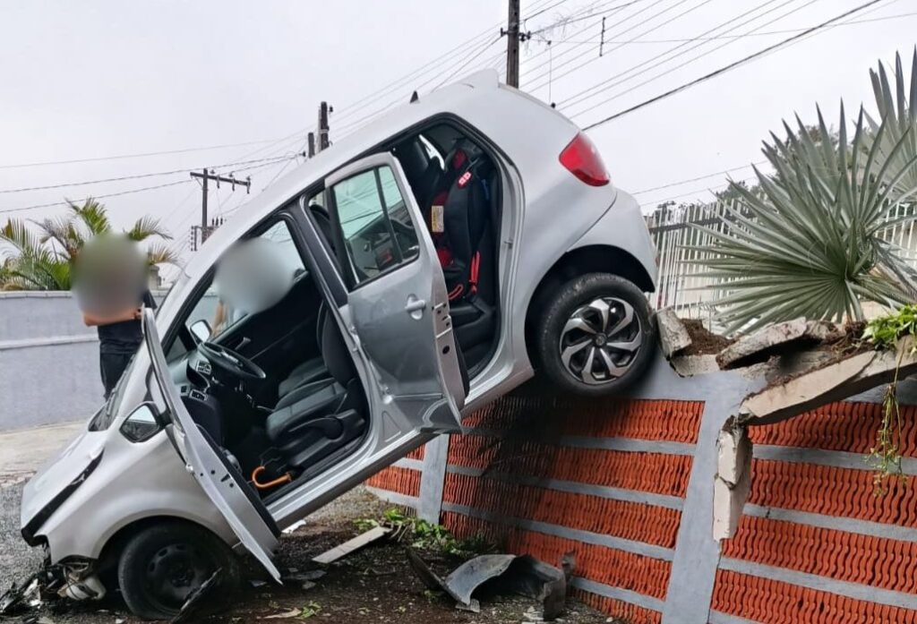 Motorista perde o controle do carro, colide contra muro e invade residência, em Blumenau