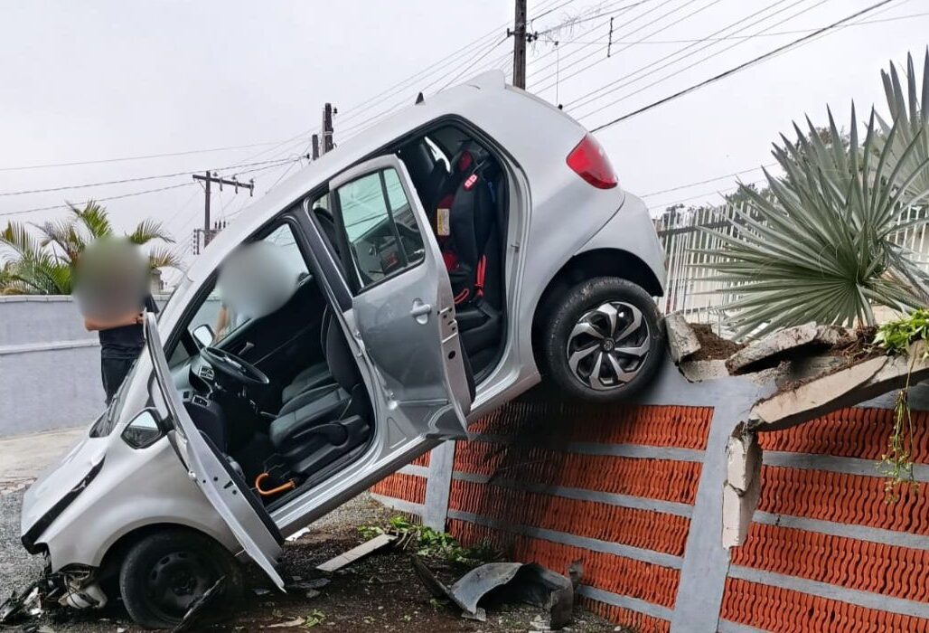 Motorista perde o controle do carro, colide contra muro e invade residência, em Blumenau
