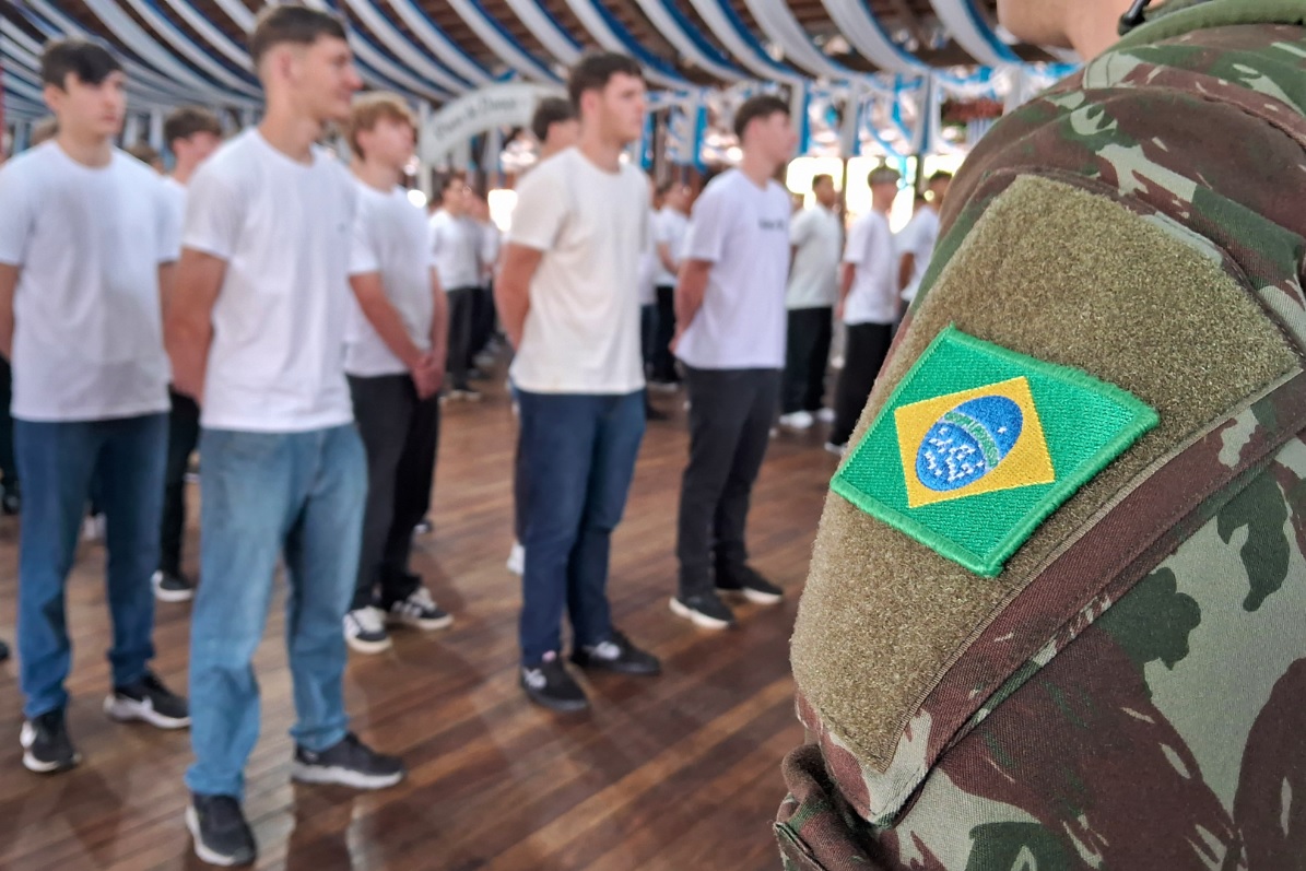 Juramento à Bandeira reúne 167 jovens no Pavilhão de Eventos de Pomerode
