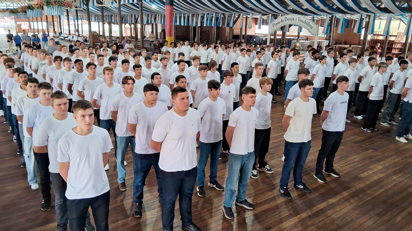 Juramento à Bandeira reúne 167 jovens no Pavilhão de Eventos de Pomerode