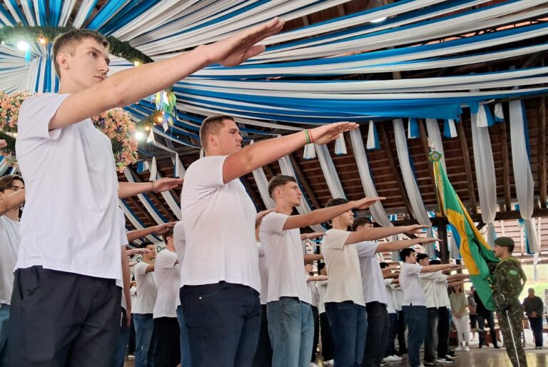Juramento à Bandeira reúne 167 jovens no Pavilhão de Eventos de Pomerode