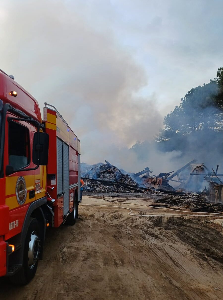 Incêndio de grandes proporções atinge empresa de pellets em Benedito Novo