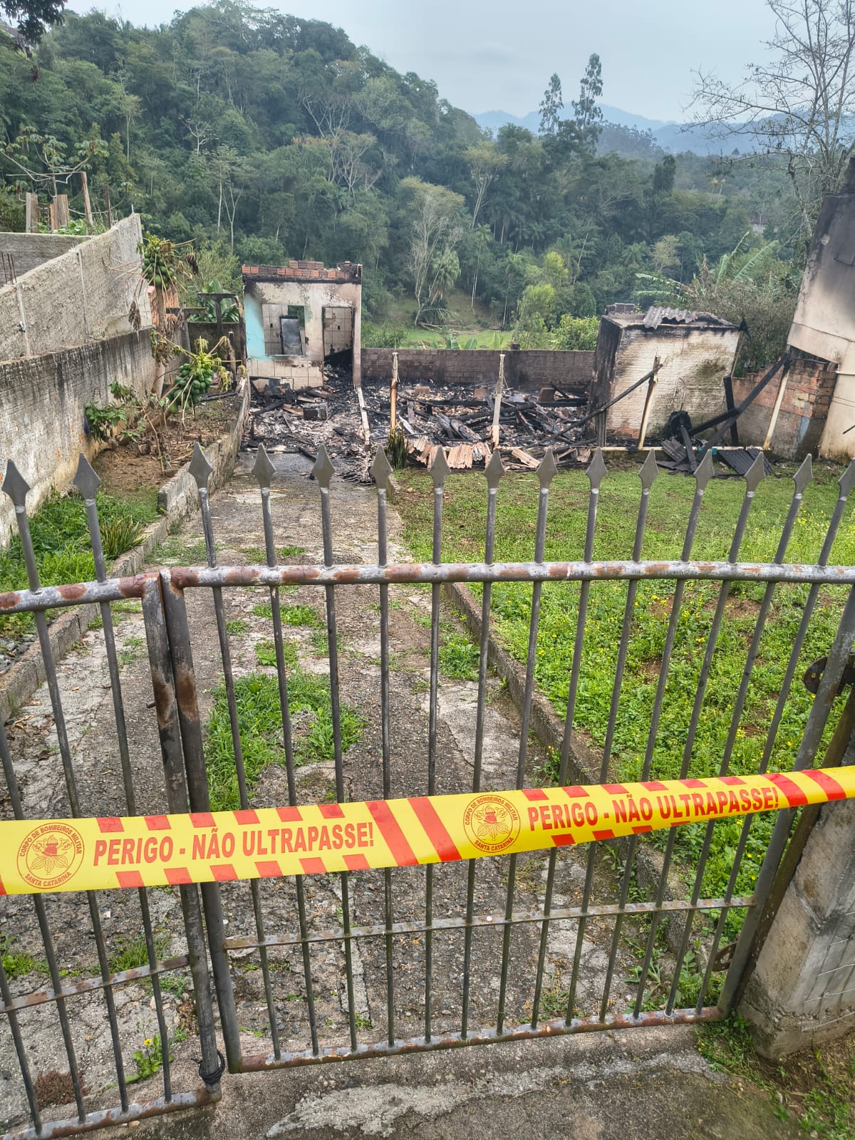 Suspeito confessa ter ateado fogo em casa e acaba preso em Indaial