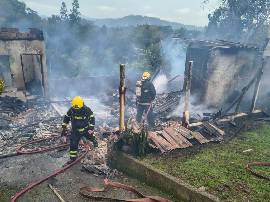 Suspeito confessa ter ateado fogo em casa e acaba preso em Indaial