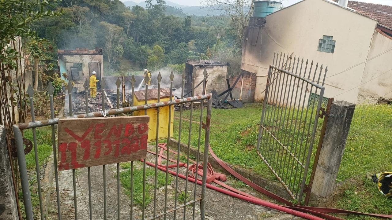 Suspeito confessa ter ateado fogo em casa e acaba preso em Indaial