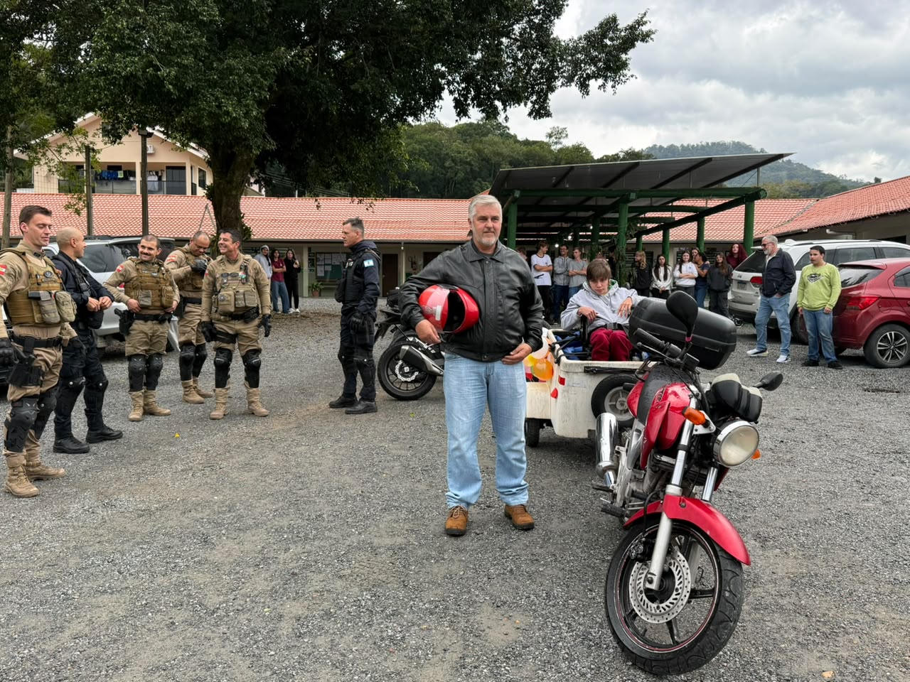 Sonho de andar de moto marca aniversário de aluna da E.E.B. Prudente de Morais