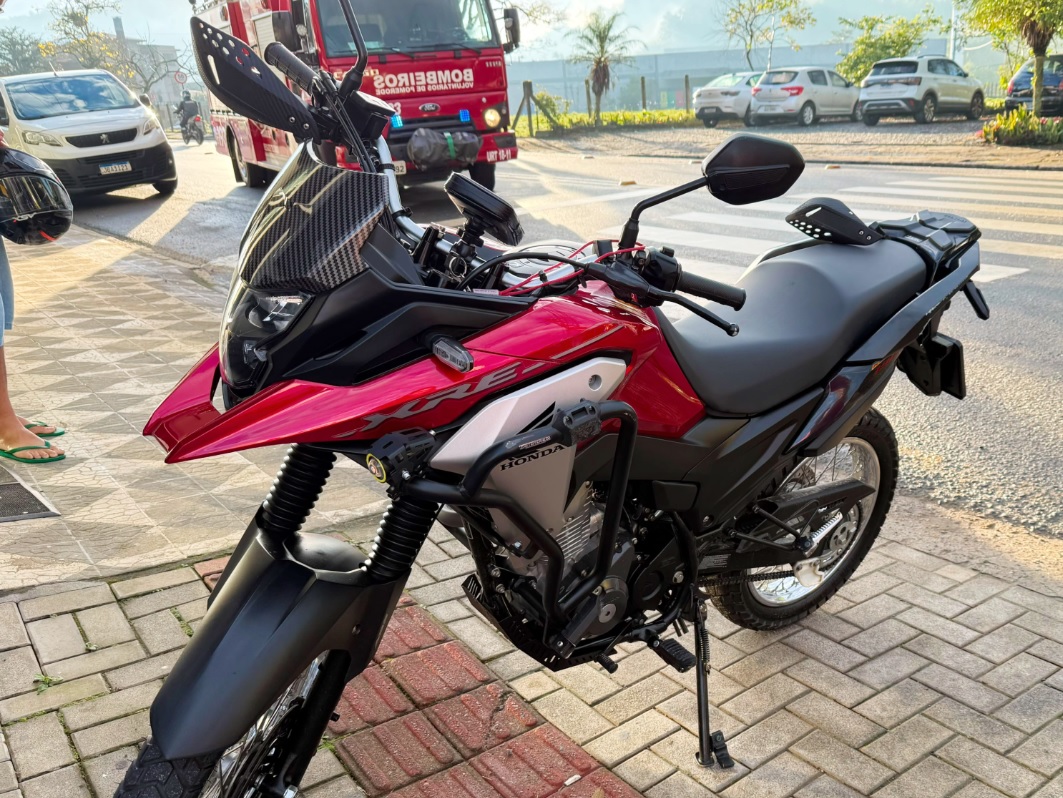 Homem fica ferido após queda de moto, na Rua Luiz Abry