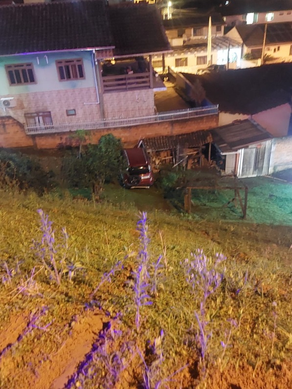 Jovem fica ferido após carro sair da pista e cair em ribanceira