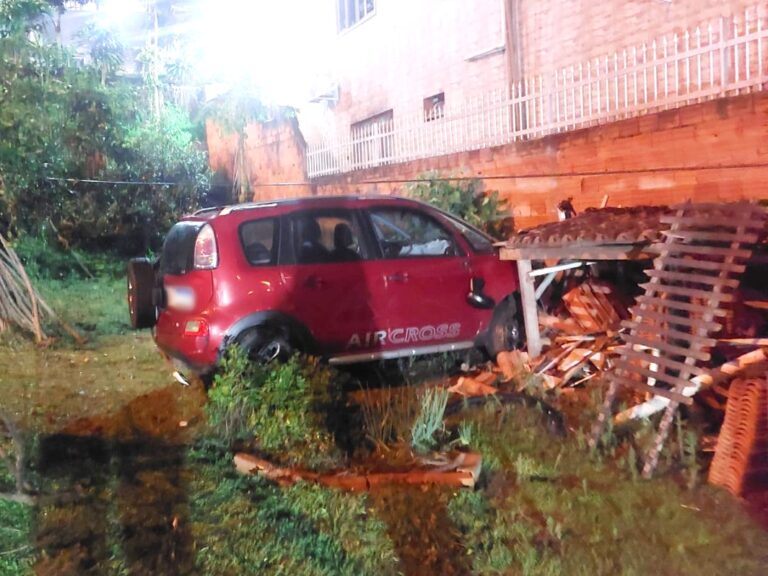 Jovem fica ferido após carro sair da pista e cair em ribanceira