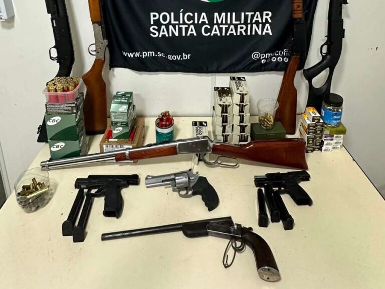 Homem é preso após ameaçar esposa e filha com arma de fogo
