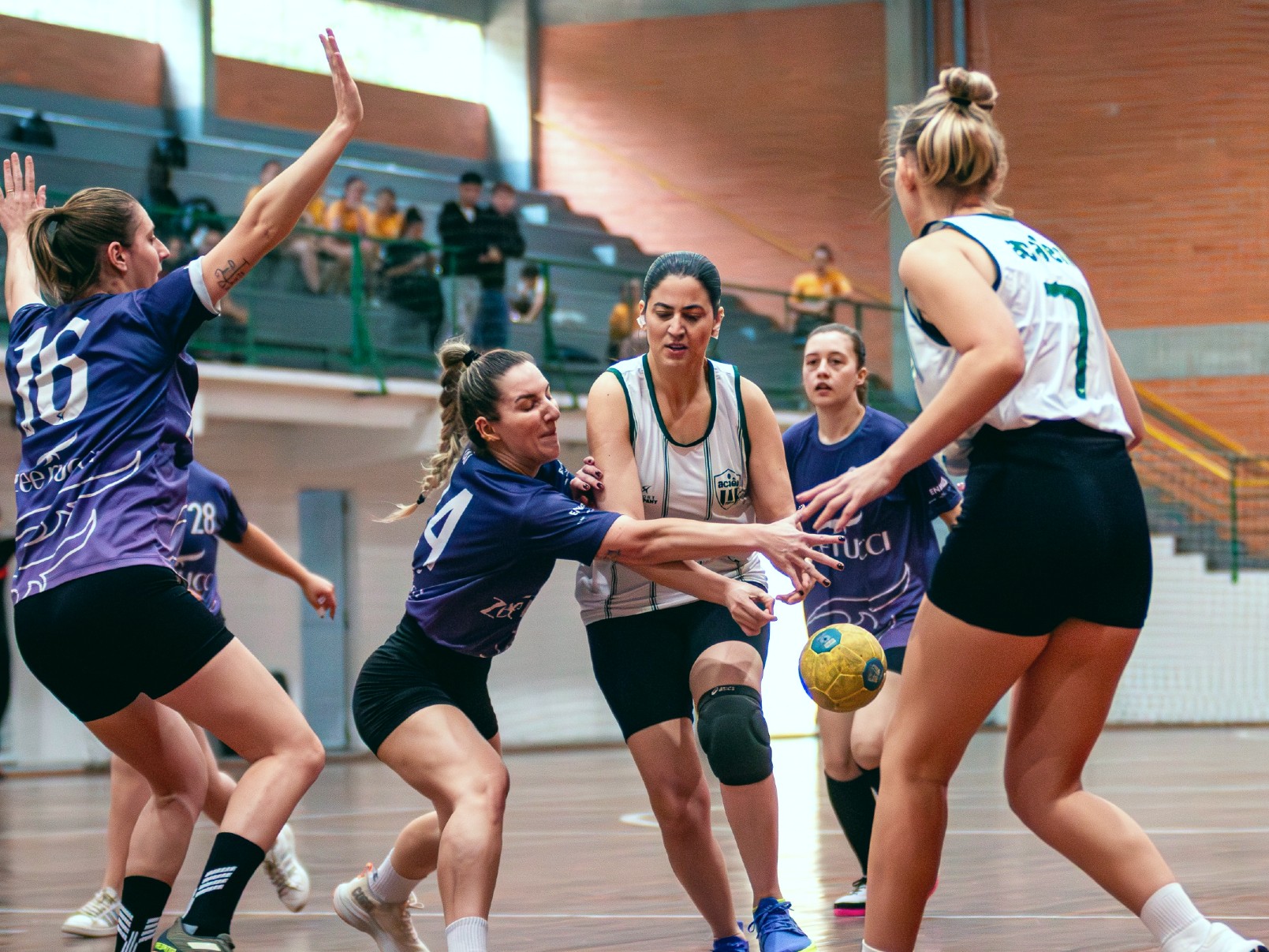 Zee Rucci conquista o Handebol Feminino dos Jogos entre Empresas