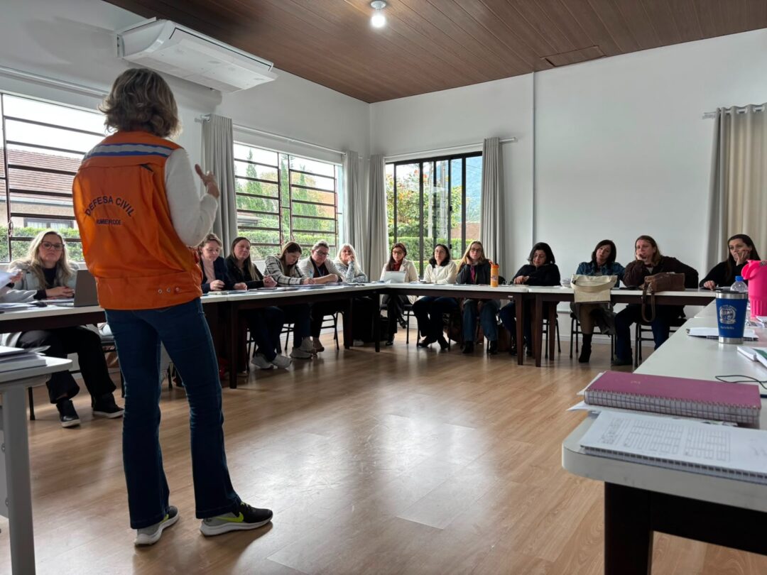 Defesa Civil orienta escolas de Pomerode sobre prevenção a eventos climáticos