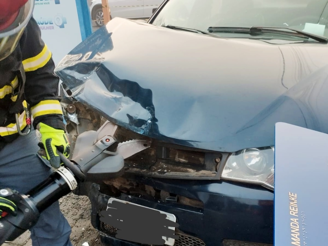 Colisão entre dois carros mobiliza equipes de emergência em Pomerode