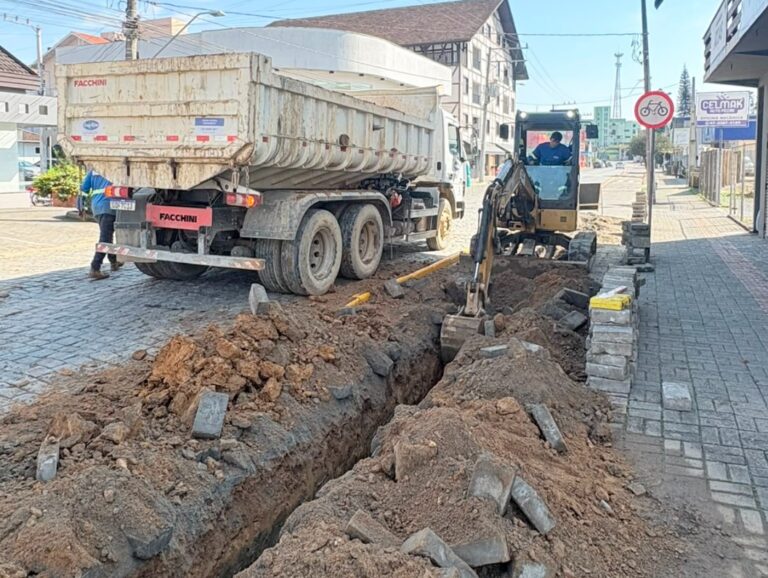 Pomerwasser amplia ligações de esgoto na Rua Luiz Abry na próxima semana