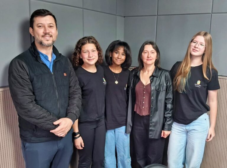 Vereadoras mirins participam de entrevista na Rádio Pomerode
