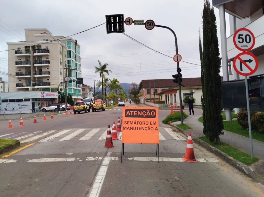 Getran altera fluxo no semáforo da Rosander durante obras na Rua Luiz Abry