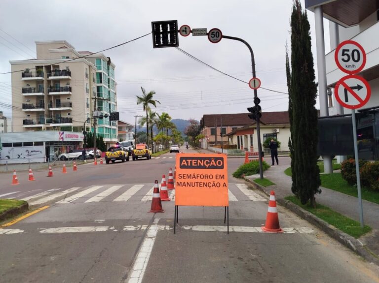 Getran altera fluxo no semáforo da Rosander durante obras na Rua Luiz Abry